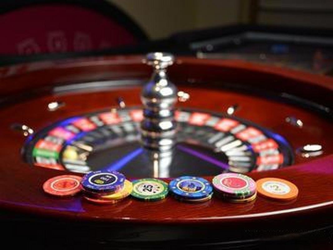 Poker ဂိမ်း — ကတ်လက်ကိုင်နေသောကစားသမားများ၏ မြင်ကွင်း